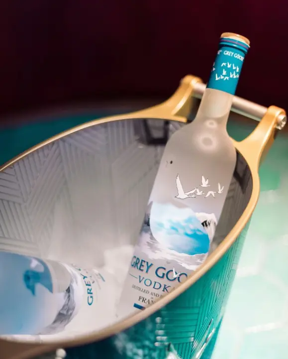 Grey Goose vodka u zelenoj posudi sa zlatnim ručkama ispunjena ledom