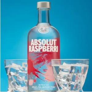 Boca Absolut Raspberri votke između dvije čaše sa votkom i ledom