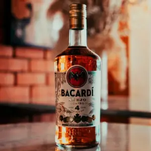 Boca Bacardi Spiced ruma u prostoru nekog ugostiteljskog objekta