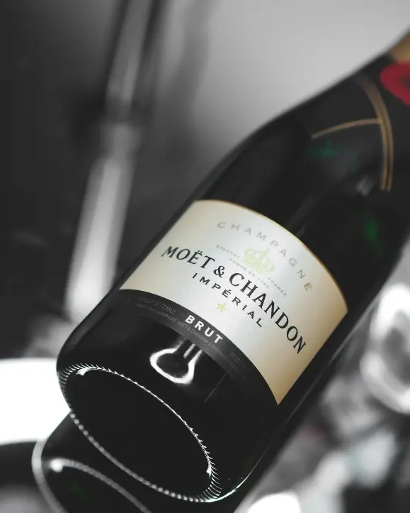 Moet & Chandon Brut champagne izbliza etiketa, boca nakrivljena