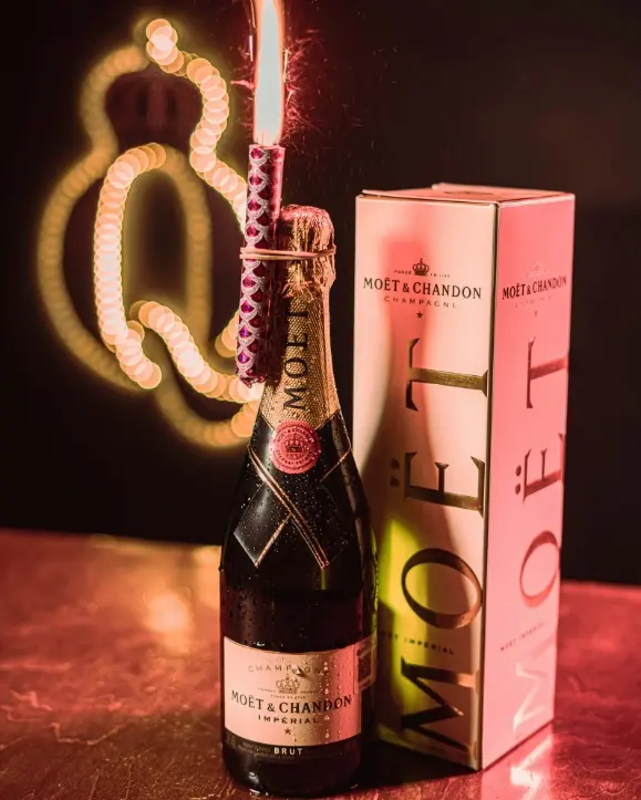 Boca Moet&Chandon Champagne pored poklon kutije i prskalica