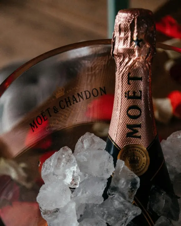 vrh boce Moet & Chandon champagne u posudi sa ledom, spreman za posluživanje