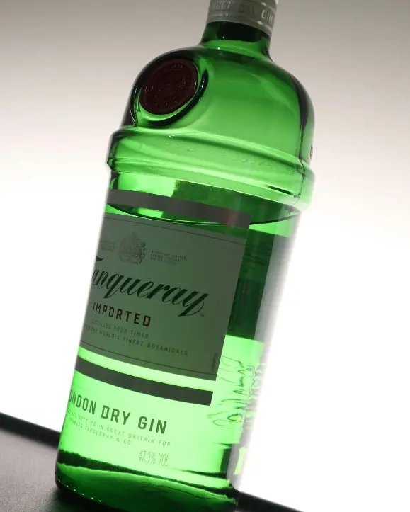 Boca Tanqueray london dry gina na svijetloj pozadini malo nakrivljena