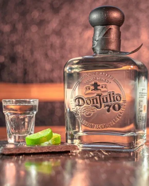 boca Don Julio Anejo 70 tequila i čašica kraj koje su dvije kriškice limete