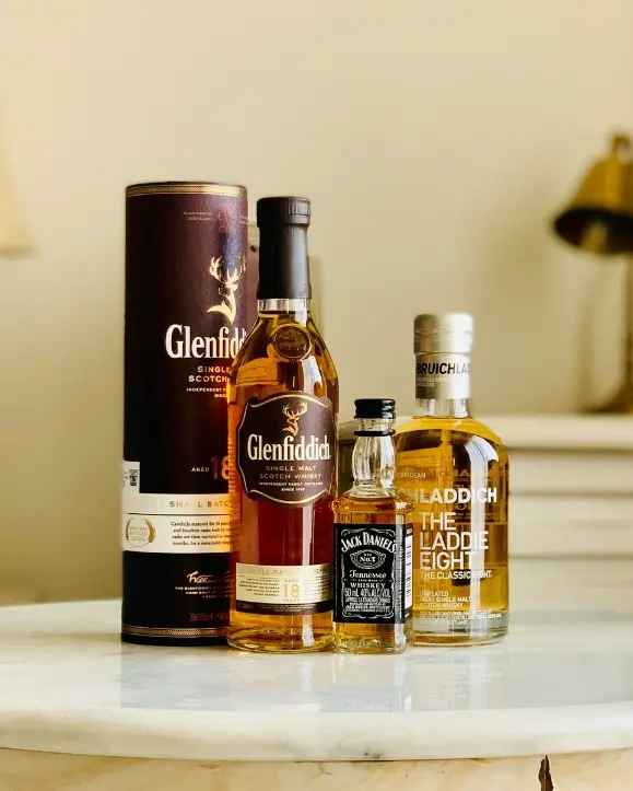 različite boce viskija na stolu. whisky bottles