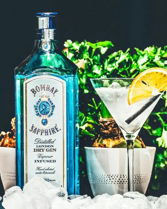 bombay sapphire boca gina sa čašom ukrašenom limunom i slamkom