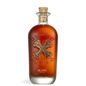Bumbu The Original Rum 0,7 L u prepoznatljivoj boci s metalnim X detaljem i dubokom jantarnom bojom.