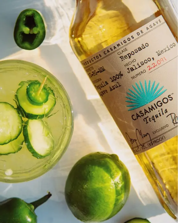 boca casamigos reposado tequila sa čašom u kojoj je limeta. tekila i dekoracija