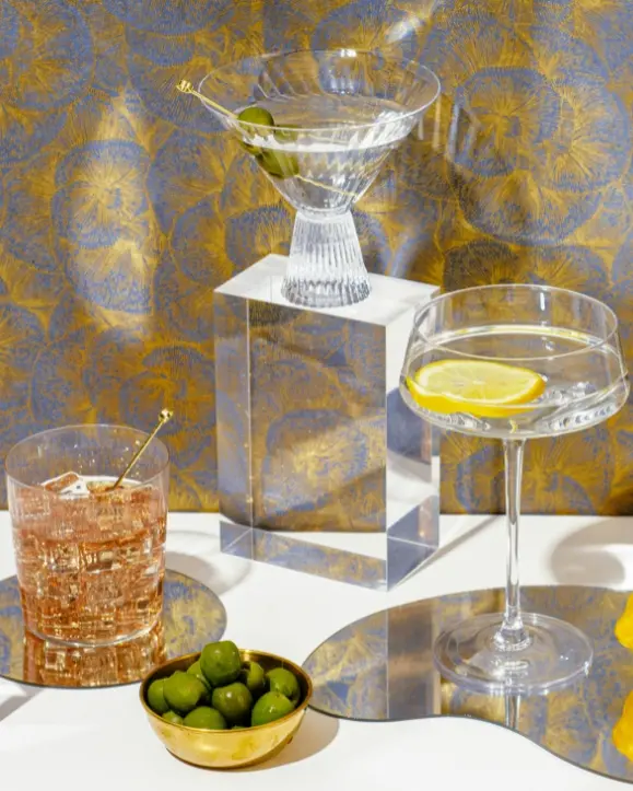 staklene čaše pića na raznim staklenim podlogama