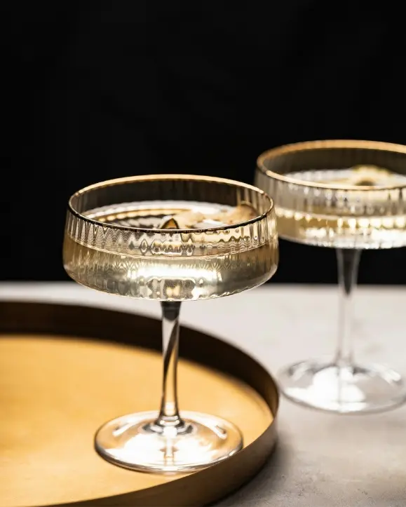 dvije čaše pjenušca na zlatnom pladnju