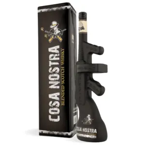 Cosa Nostra Tommy Gun Scotch Whisky 0,7 L u obliku Tommy Gun boce s crnom metalnom kutijom i zlatnim tonovima.