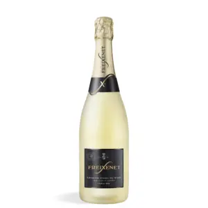 Freixenet Carta Dry Cava 0,75 L u elegantnoj boci s klasičnim dizajnom i svijetlo žutim tonovima pjenušavog vina.