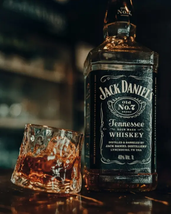 Jack Daniel's tennessee whiskey boca sa čašom. američki whiskey