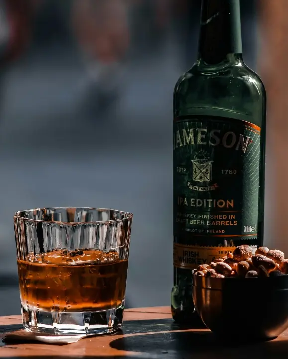 Jameson Ipa Edition boca irskog viskija sa čašom. irish whiskey