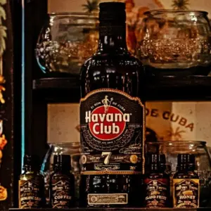 Boca Havana Club 7 Anos na polici sa čašama