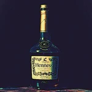 Boca Hennessy VS cognaca na tamnoj pozadini