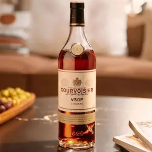 Boca Courvoisier VSOP cognaca na stolu
