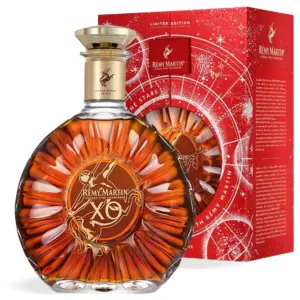 Rémy Martin XO Cognac Fine Champagne Limited Edition 0,7 L u luksuznoj karafi s ukrasnom poklon kutijom u zlatnim i crvenim tonovima.
