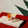 dvije čašice tekile, na jednoj je kriška limuna kao dekoracija. tequila shots