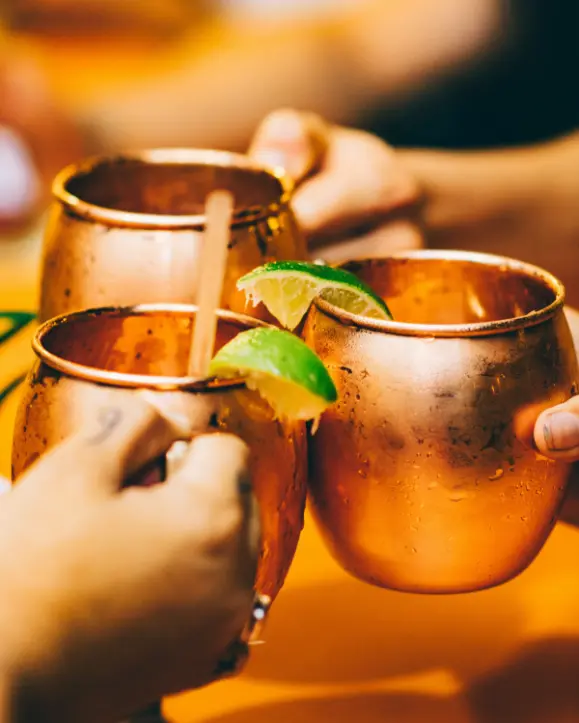 Vanilla Mule koktel s Absolut Vanilia votkom poslužen u bakrenim šalicama s ledom i svježim kriškama limete