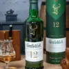 Boca Glenfiddich 12 years old scotch single malt whisky na stolu, pokraj poklon kutije i čaše sa viskijem