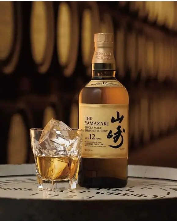 The yamazaki japanese whisky boca sa čašom