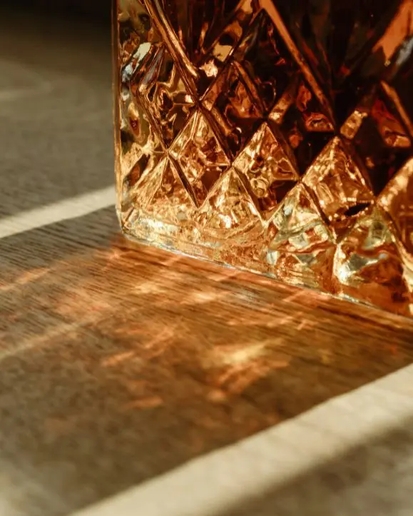 čaša whisky detalj izbliza