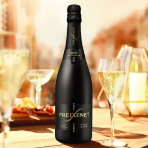 Boca Freixenet Cordon Negro cava pored čaša na stalku