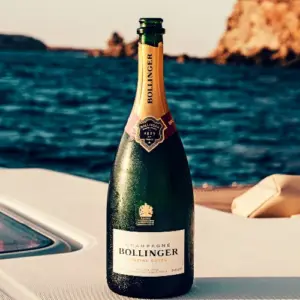 Boca Bollinger champagne na palubi broda, more u pozadini. yacht supply