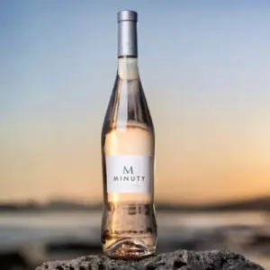 Boca Minuty rose vina u pozadini more