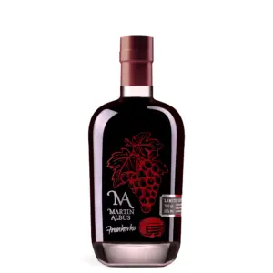 Martin Albus Frankovka liker od crnog vina 0,375 L u elegantnoj boci s dubokom rubin crvenom bojom.