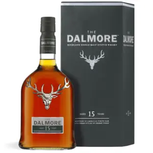 The Dalmore 15 Years Old Single Malt Scotch Whisky 0,7 L u elegantnoj boci tamne jantarne boje s prepoznatljivim simbolom jelena te dolazi u poklon kutiji.