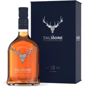 The Dalmore 18 Years Old Single Malt Scotch Whisky 0,7 L u tamnoj jantarnoj boci s prepoznatljivim simbolom jelena koji dolazi u originalnoj poklon kutiji.