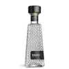 1800 Cristalino Añejo Tequila 0,7 L u prepoznatljivoj prozirnoj boci s reljefnim geometrijskim uzorkom i crnim čepom, premium meksička tequila elegantnog i luksuznog izgleda.