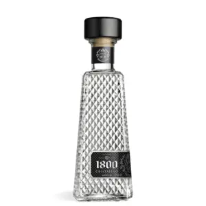 1800 Cristalino Añejo Tequila 0,7 L u prepoznatljivoj prozirnoj boci s reljefnim geometrijskim uzorkom i crnim čepom, premium meksička tequila elegantnog i luksuznog izgleda.