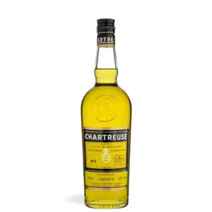 Chartreuse Yellow Liqueur 43% 0,7 L u prepoznatljivoj žutoj boci s reljefnim pečatom i žutom etiketom, francuski biljni liker proizveden prema tajnom receptu kartuzijanskih redovnika.