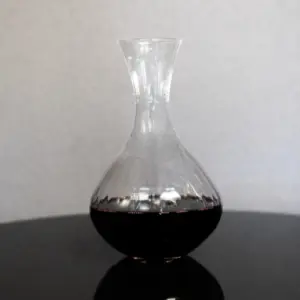 Dekanter za vino od prozirnog stakla, idealan za dekantiranje i posluživanje crnih i odležanih vina uz elegantnu prezentaciju.