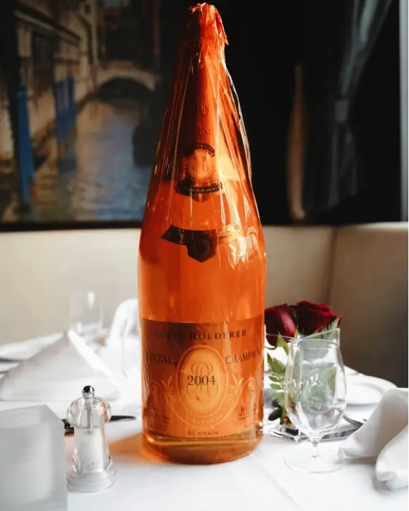 boca Louis Roederer Cristal Brut champagne na stolu u restoranu