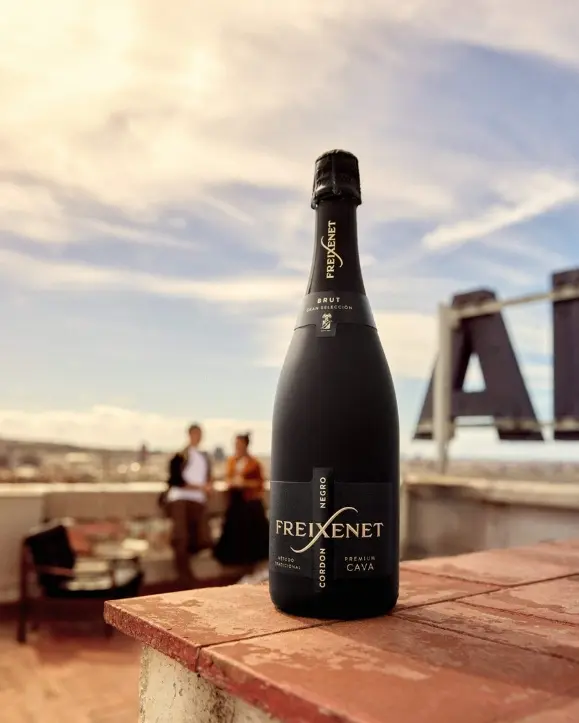 boca Freixenet Cordon Negro Gran Seleccion Brut u pozadini nebo i ljudi