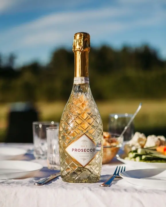 Boca Prosecco pjenušavog vina na postavljenom stolu ljetne večeri