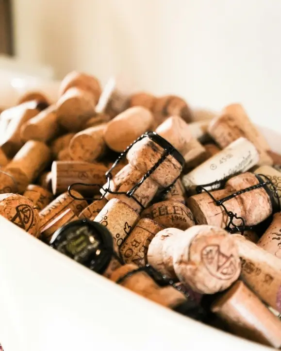 razni čepovi pjenušaca u posudi, prosecco, champagne ili cava