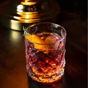 Niska kristalna čaša za posluživanje whiskyja i koktela s ledom.