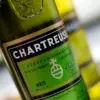 Boce Green i Yellow Chartreuse likera, ključnog sastojka brojnih klasičnih koktela. Kokteli s Chartreuse likerom