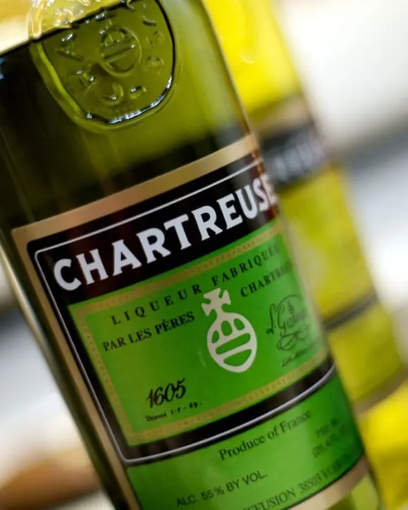 Boce Green i Yellow Chartreuse likera, ključnog sastojka brojnih klasičnih koktela. Kokteli s Chartreuse likerom