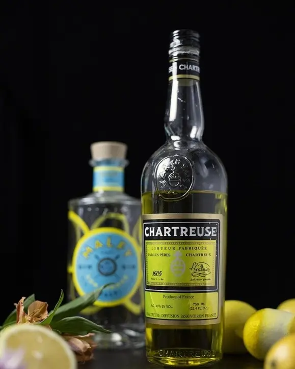 Boca Yellow Chartreuse likera uz bocu gina i svježe citruse, sastojci za pripremu klasičnih Chartreuse koktela.