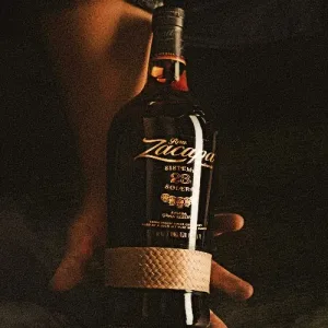 Boca Ron Zacappa 23 sistema solera u ruci