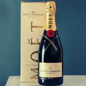 Boca Moet&Chandon Champagne pokraj poklon kutije